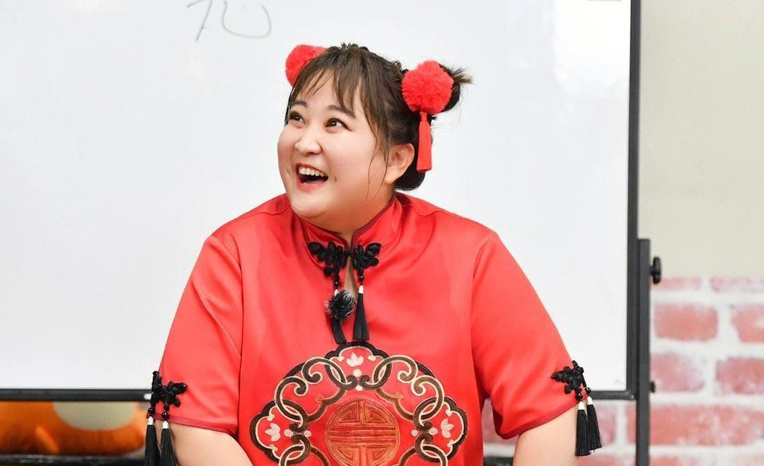 贾玲:笑对苦难的人生 贾玲,从相声演员到女导演,她的人生之路虽曲折