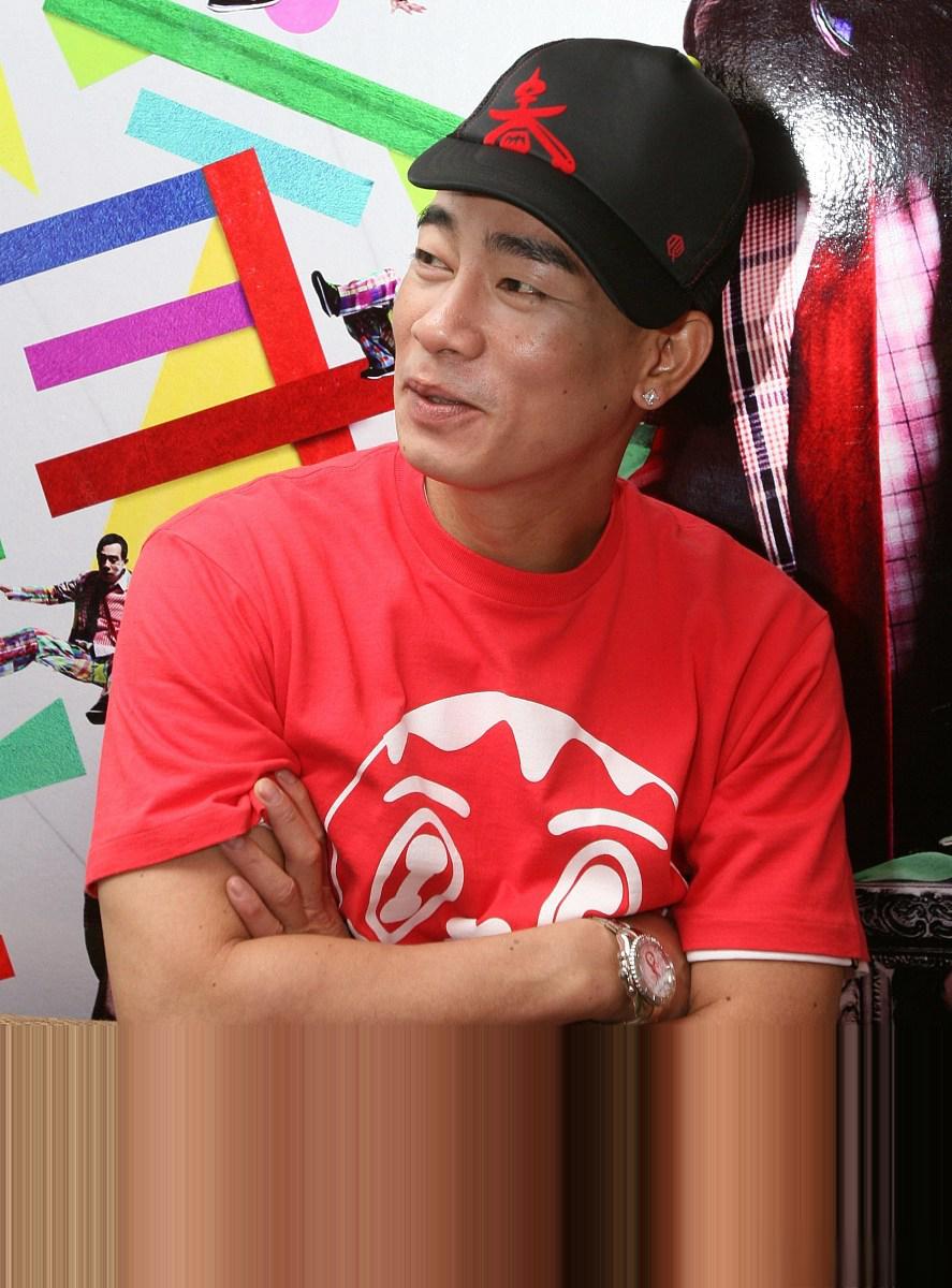 应采儿陪陈小春工作,鼻头变大被疑怀三胎 应采儿陪伴老公工作毫无压力