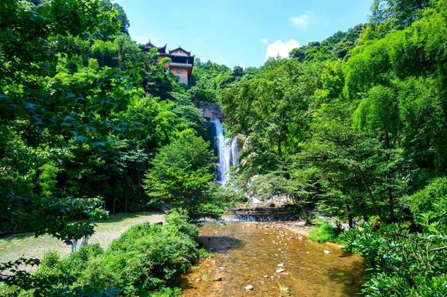 天台山石梁飞瀑:自然与文化的双重魅力 位于浙江省台州市天台县的天台