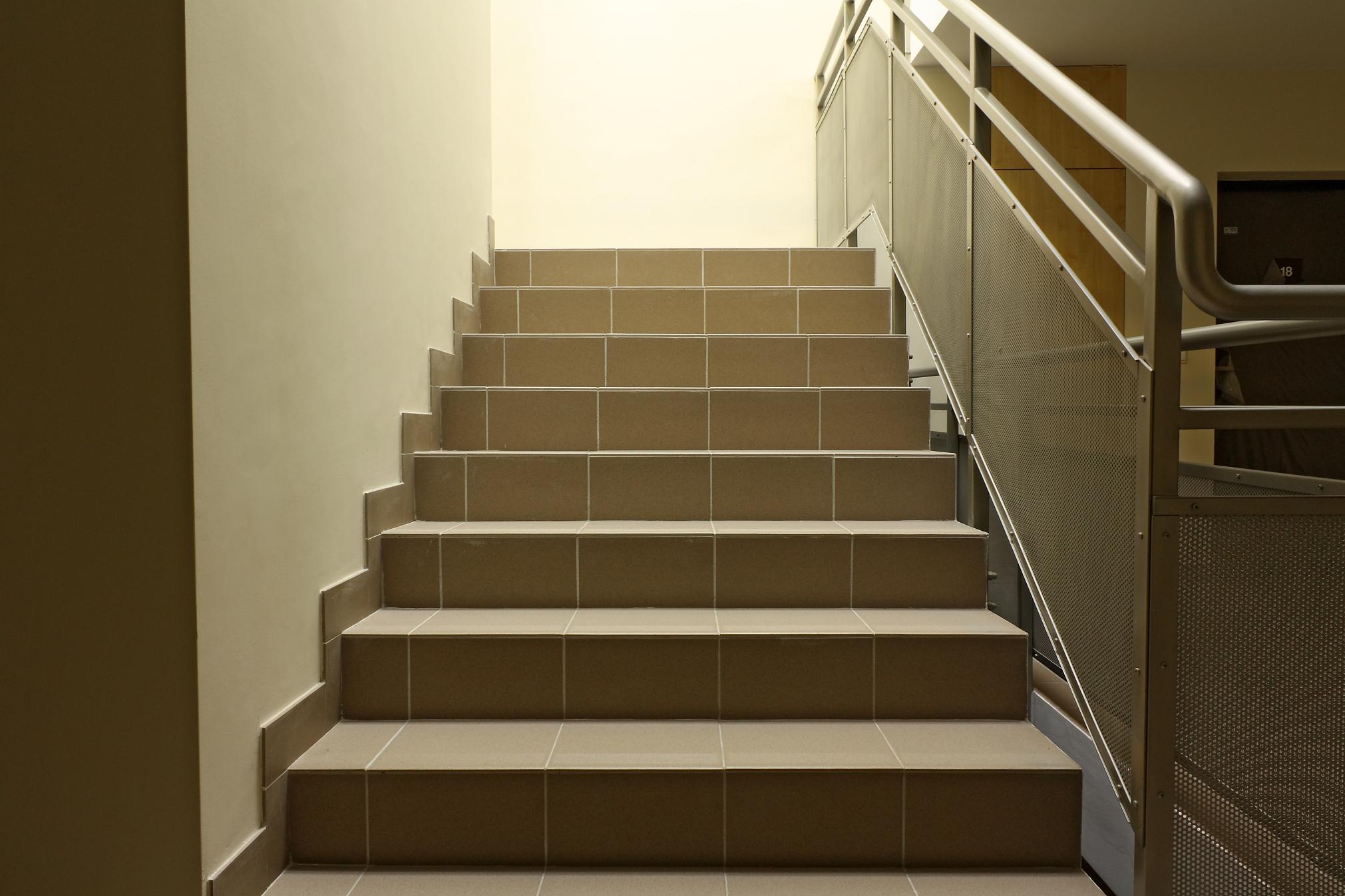 本文将为你介绍高层楼梯设计的五个要点,帮助你打造既安全又舒适的