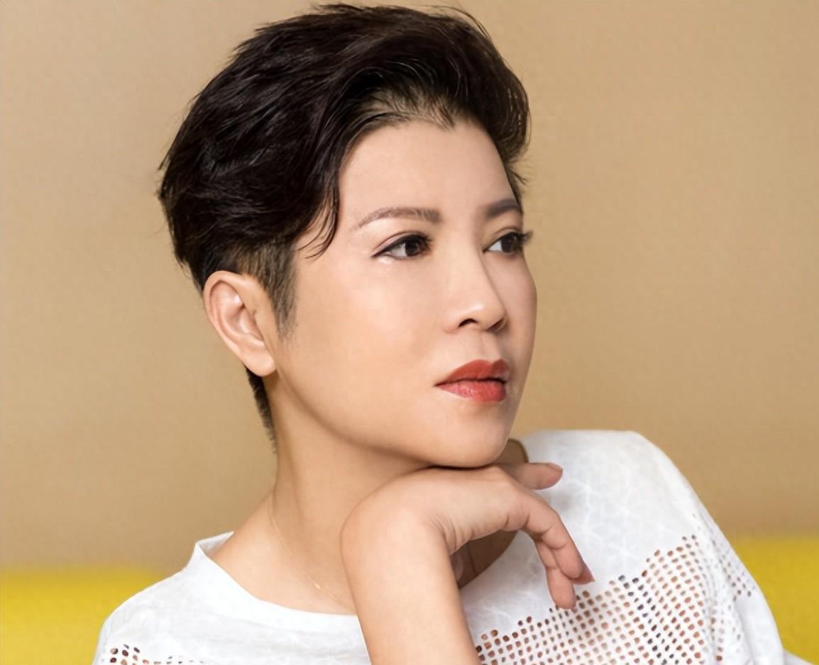 杭天琪:音乐之路与人生的坚韧 杭天琪,中国初代女歌手,从小就展现出