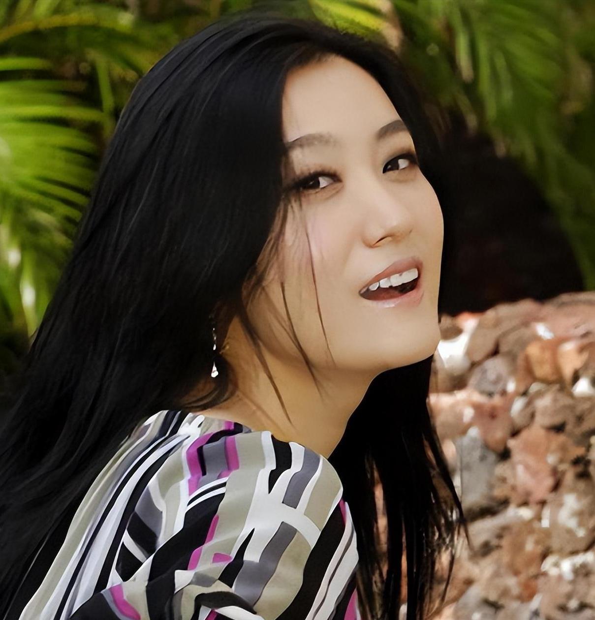 谭晶:华语乐坛的璀璨明珠,人生路上的精彩演绎 谭晶,这个名字已经成为