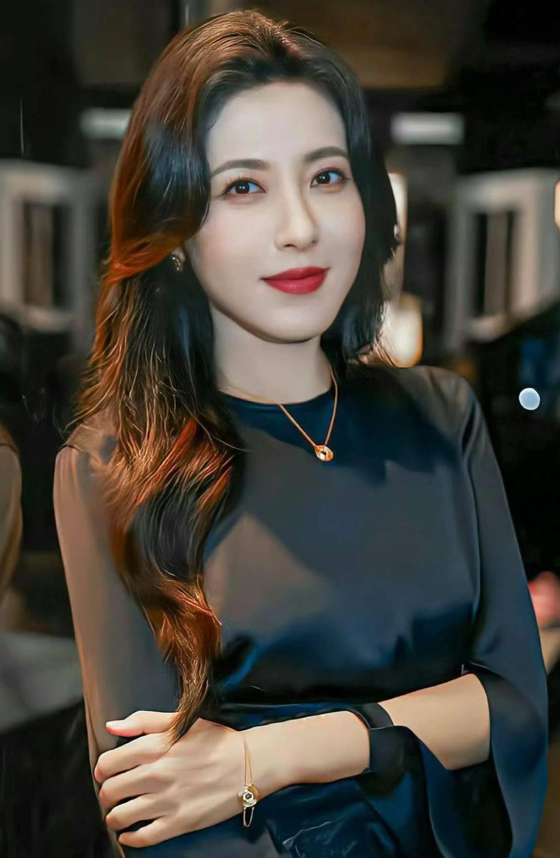 曾黎:中庭长五官的美丽 曾黎是一位演技出众,颜值很高的演员,她拥有一