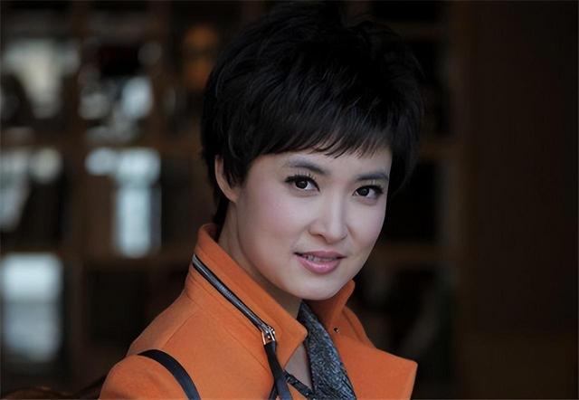 桑晨:央视舞台上的璀璨星辰 桑晨,这位中国中央电视台的著名主持人,自