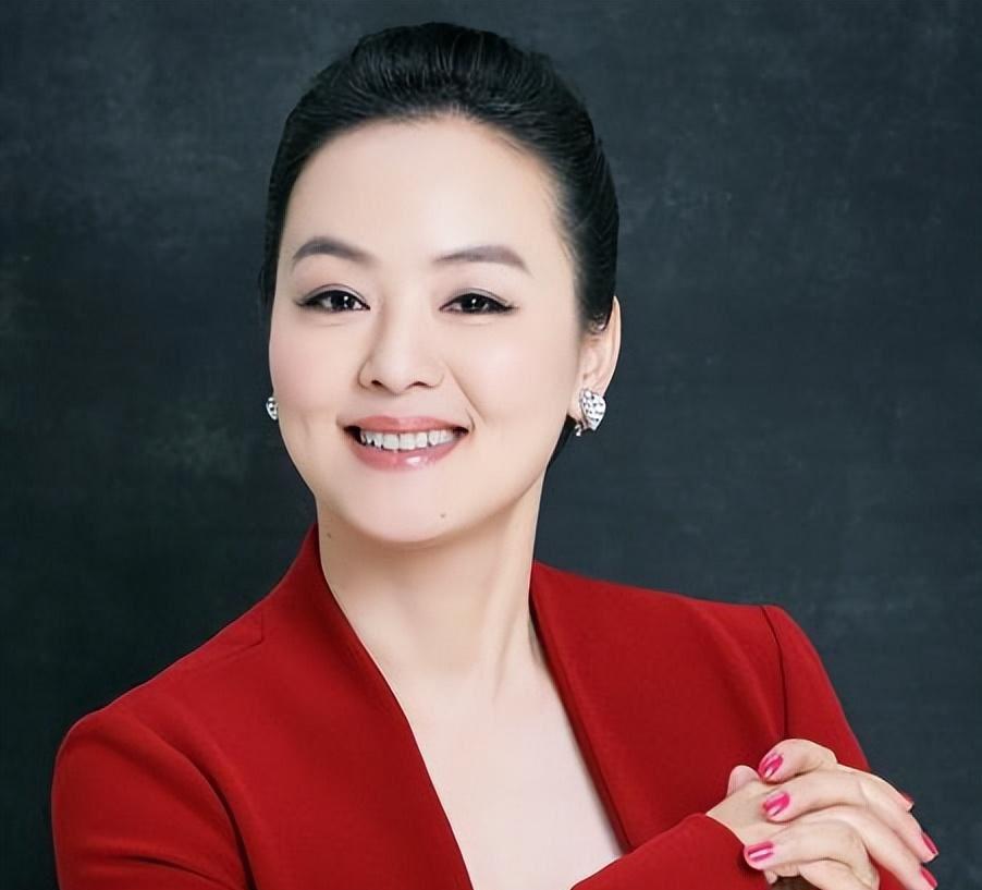 孙小梅:巅峰时却隐退幕后 孙小梅,央视主持人中的领军人物,以优秀的