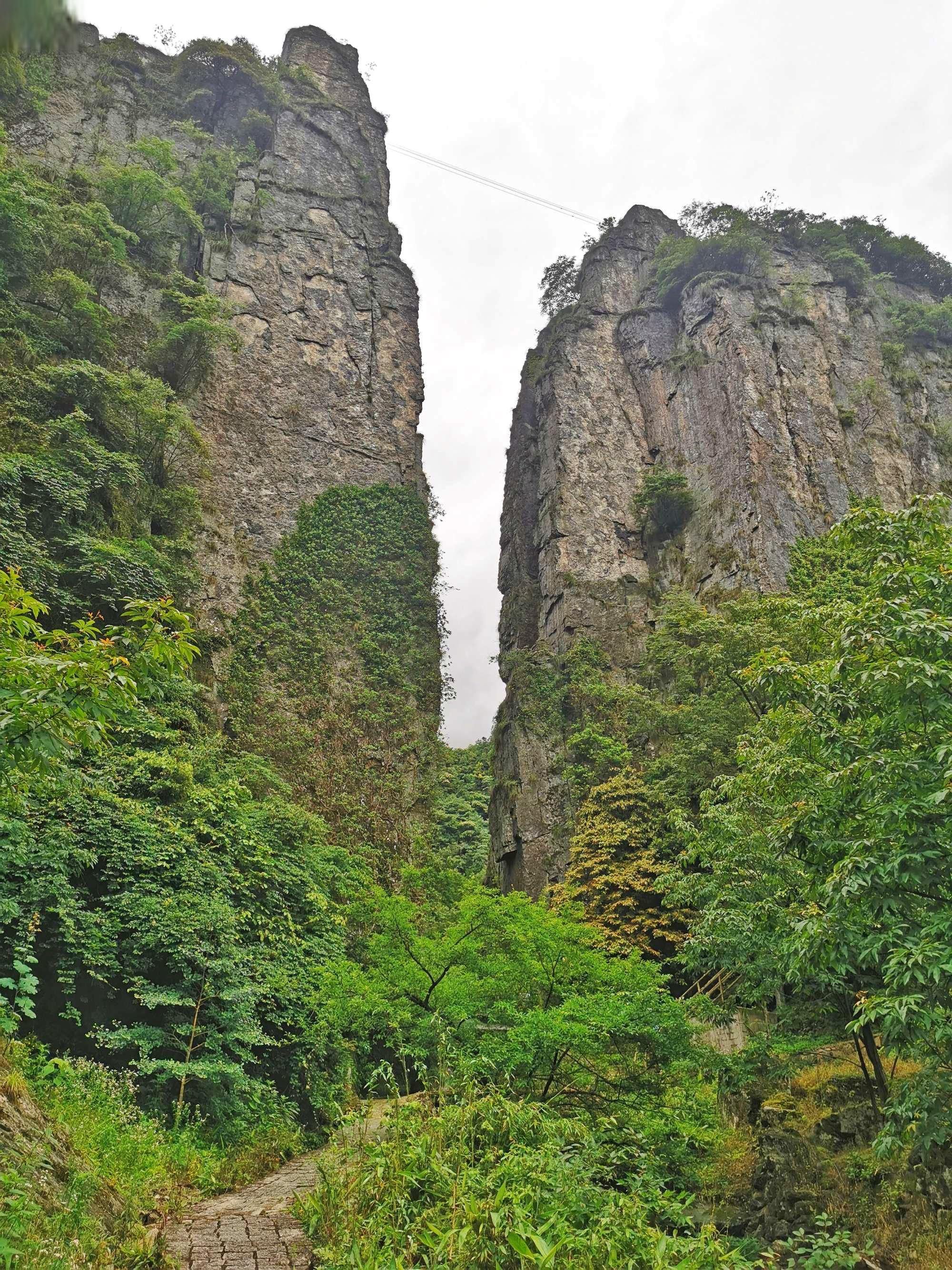 十门峡之剑门:华夏第一石门 十门峡,浙皖交界处的清凉峰北麓,海拔1787