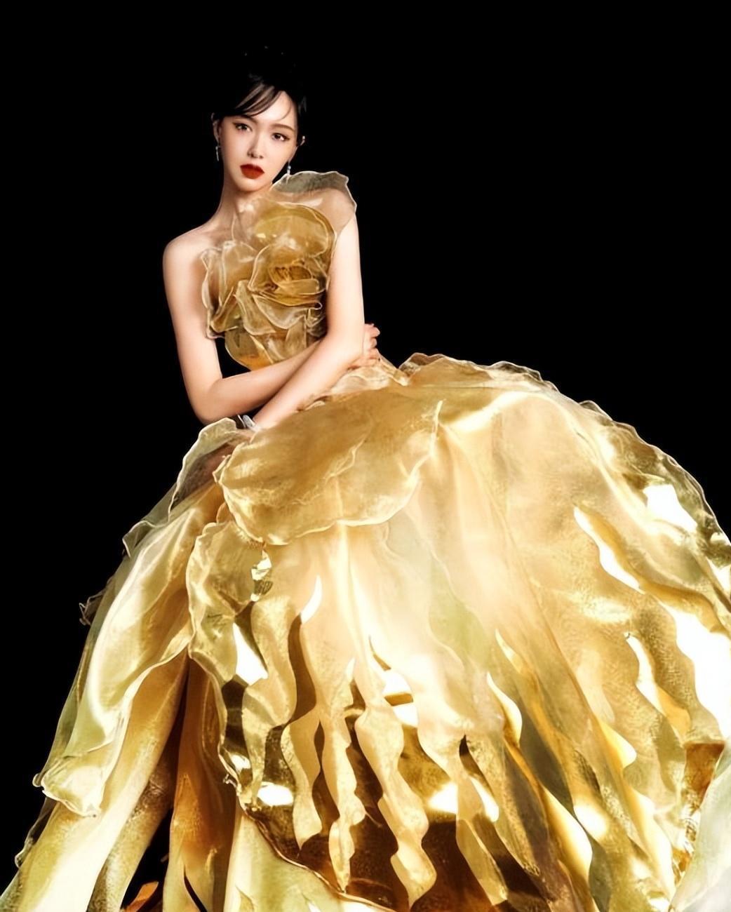 唐嫣数字礼服上热搜 唐嫣在参加星光大赏时穿着的第一套礼服引发了