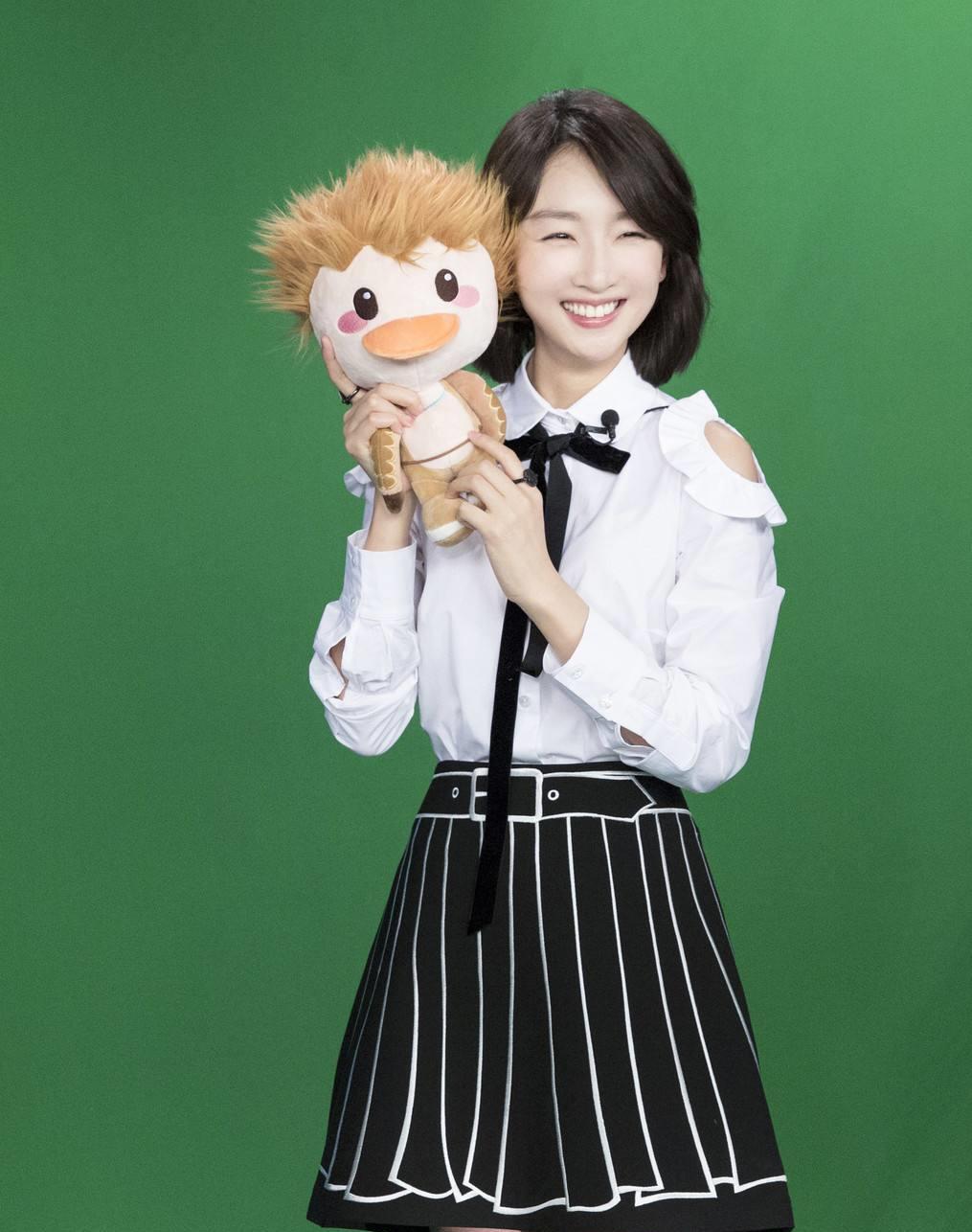 周冬雨:从邻家清纯妹妹到骨相美成熟女人 周冬雨从最初的邻家清纯妹妹