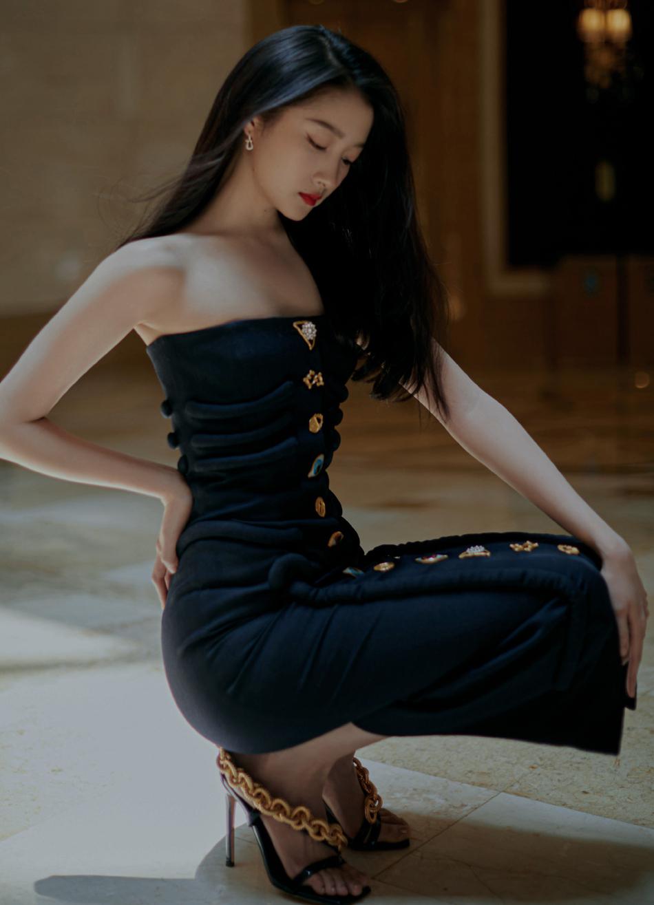 关晓彤黑色抹胸包臀裙 关晓彤穿上黑色抹胸包臀裙,展现出了她身体线条