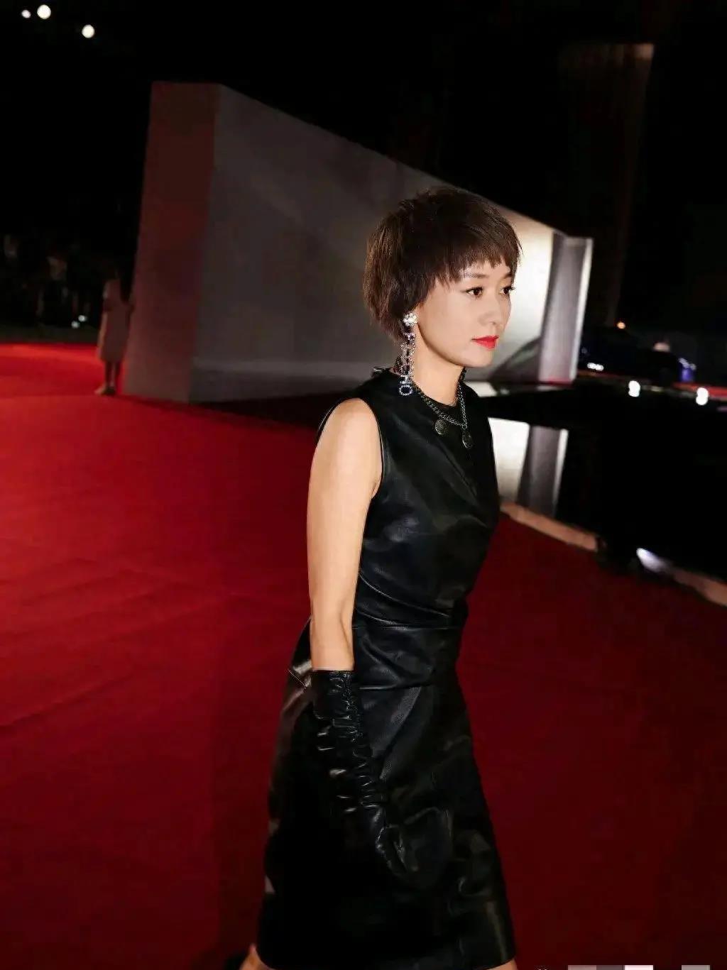 马伊琍走红毯穿着引热议 马伊琍最近一次走红毯的着装引发了网友们的