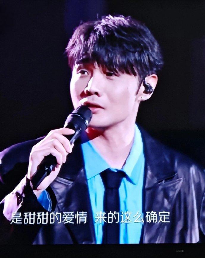 李荣浩杨丞琳:爱情在细节中绽放 在《乘风破浪的姐姐》节目中,杨丞琳