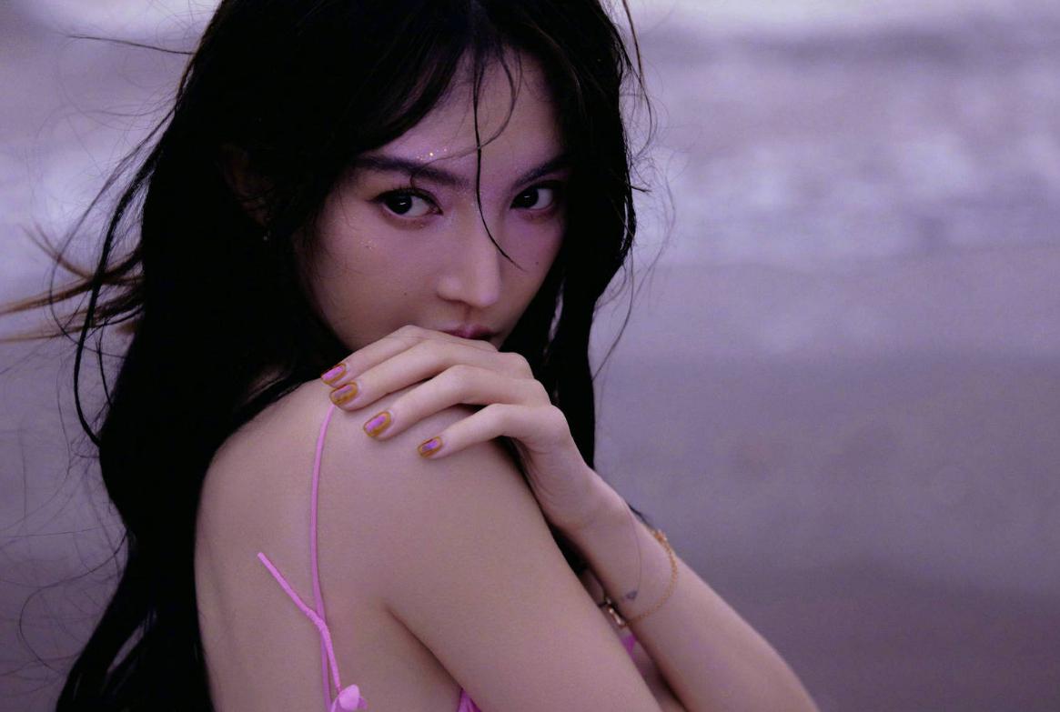 海边的纯欲女神:金晨 金晨在海边的一组照片中展现了她独特的性感魅力