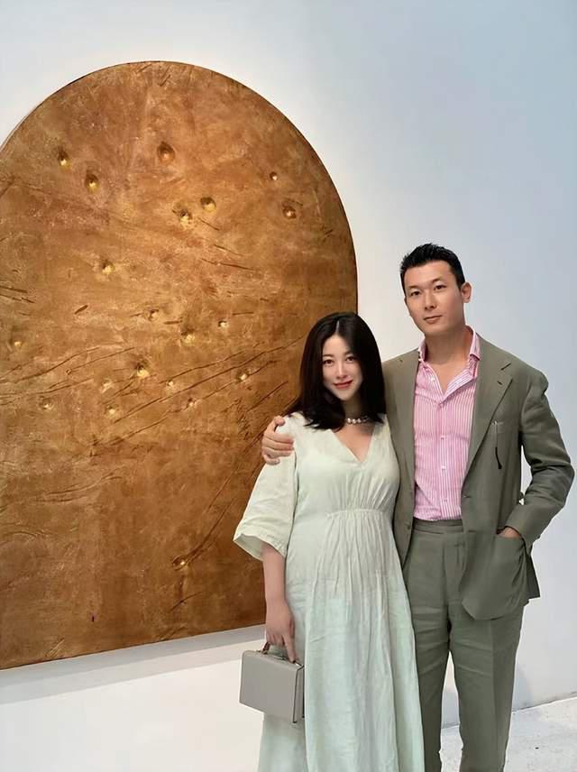 朱珠全家福曝光 朱珠是京城富二代,除了美貌,她的才华和家世也不容