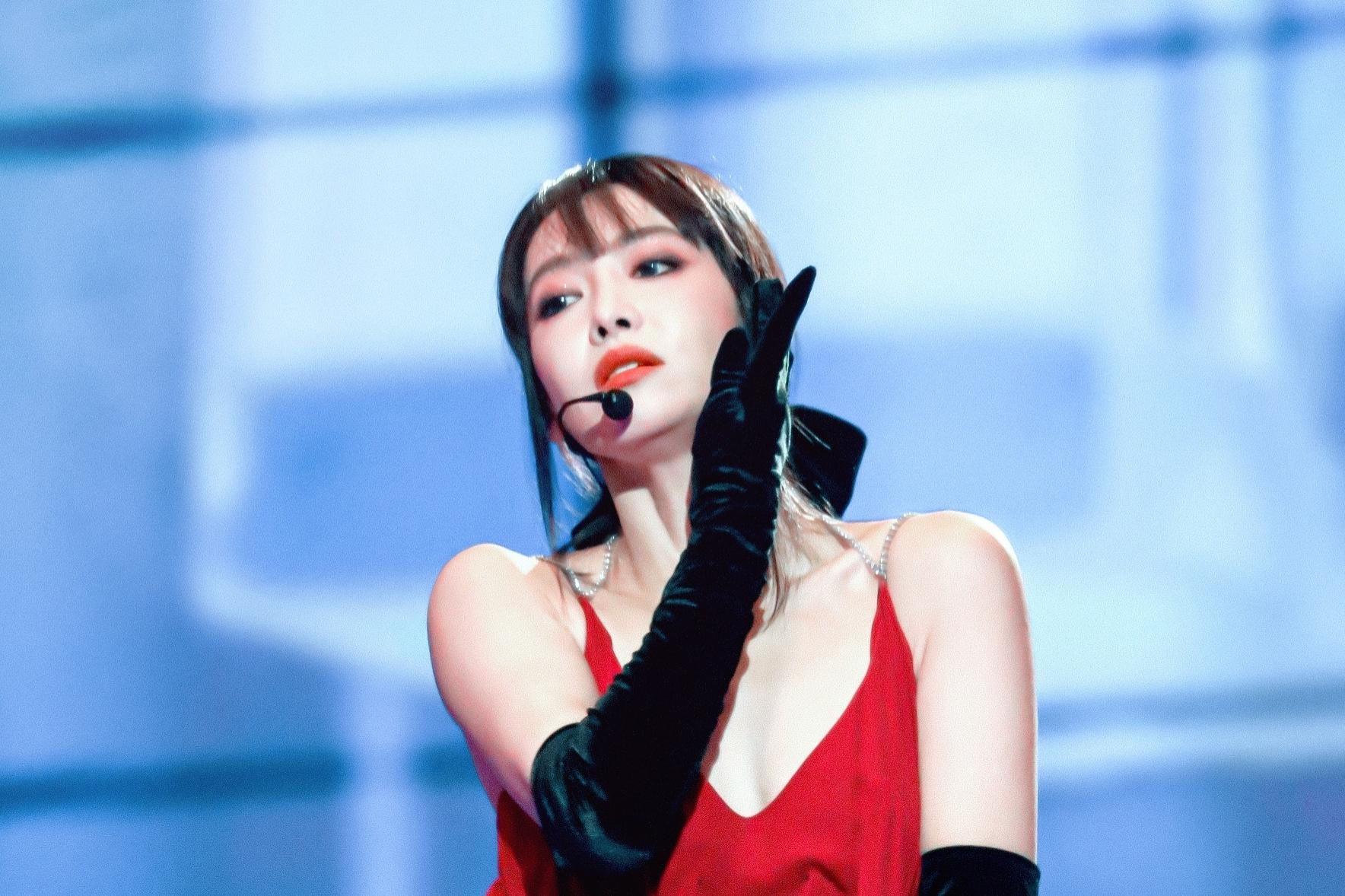 宋茜带来《屋顶着火》舞台 宋茜身穿红色吊带短裙,黑色丝绒长手套