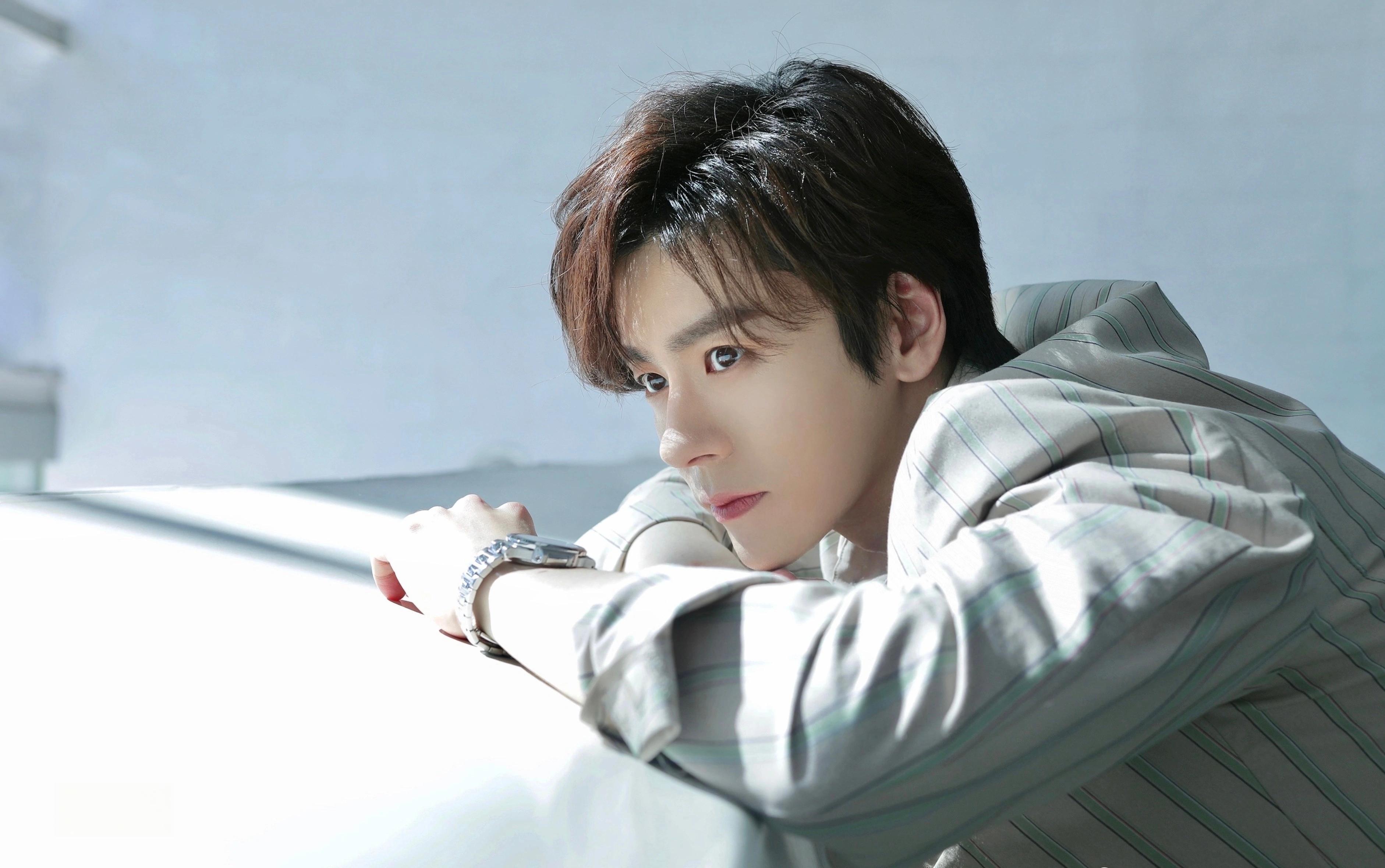 魏哲鸣:全能艺人,影视歌多面开花 魏哲鸣,这位1990年出生于山东济宁的