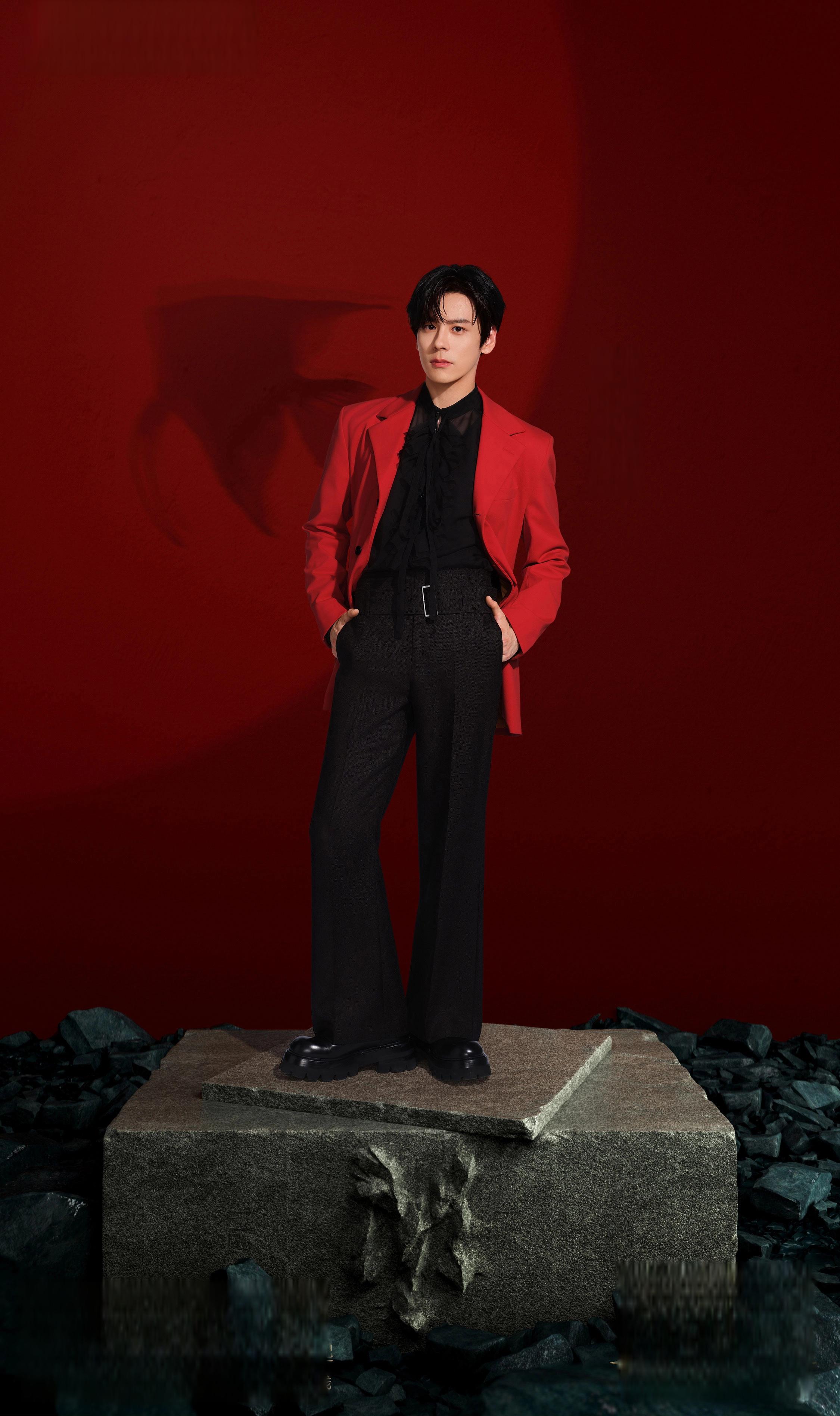 魏哲鸣:全能艺人,影视歌多面开花 魏哲鸣,这位1990年出生于山东济宁的