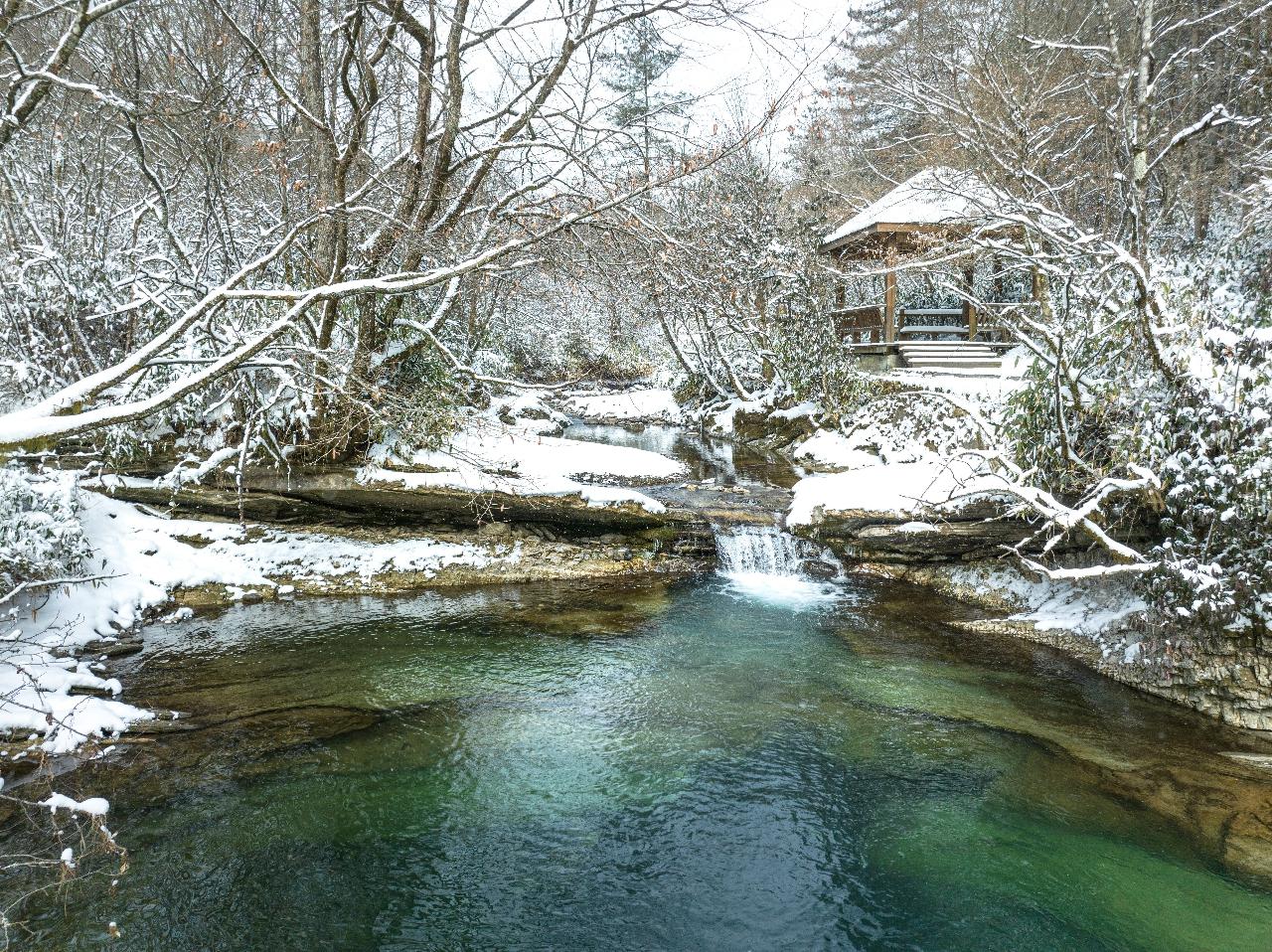 这里的雪景纯净无瑕,冰溜子,雾凇,水晶冰挂,宛如仙境.