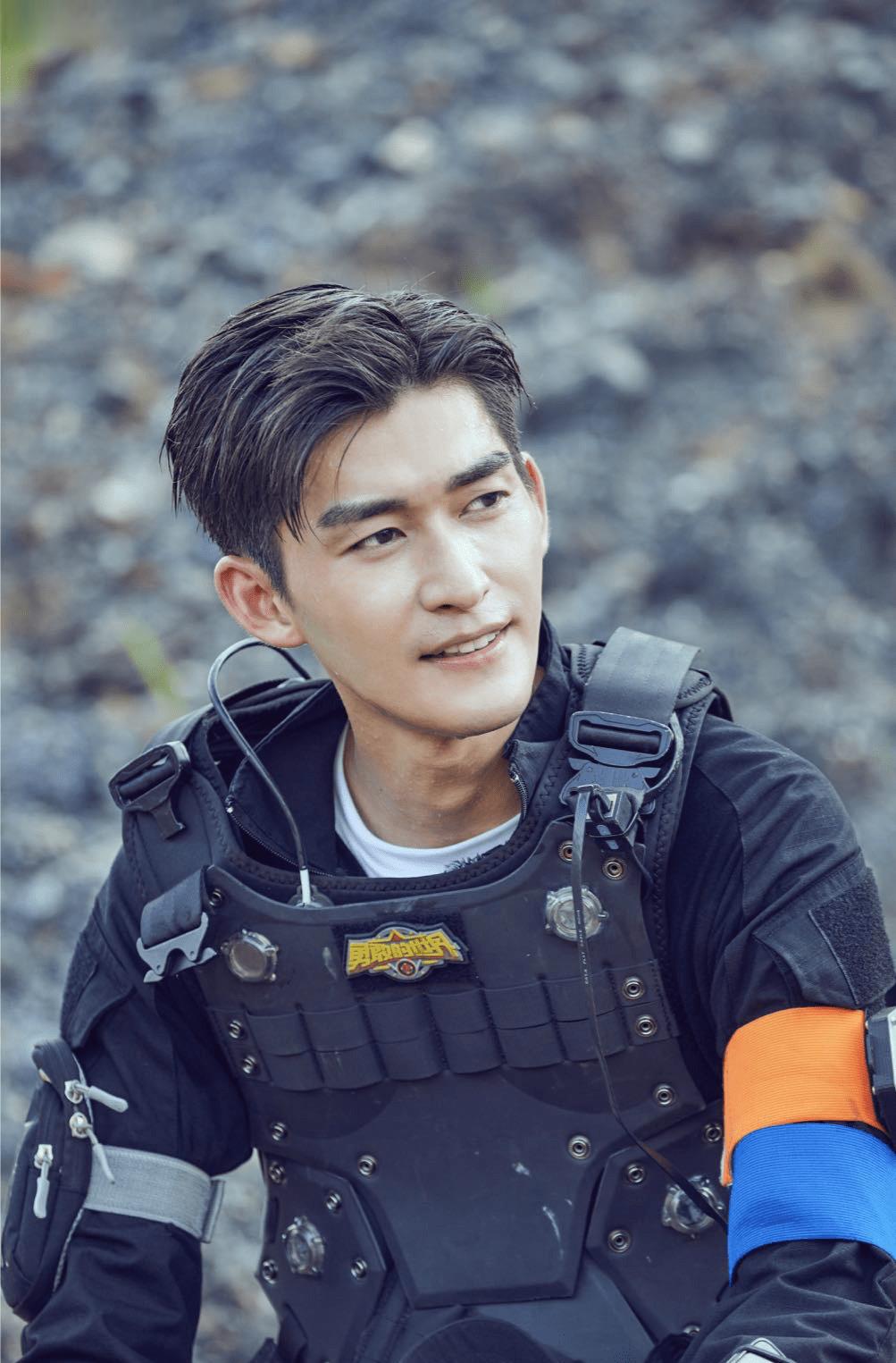 林更新,张翰,张艺兴,杨幂都是人气不错的明星,他们在圈内有很多朋友