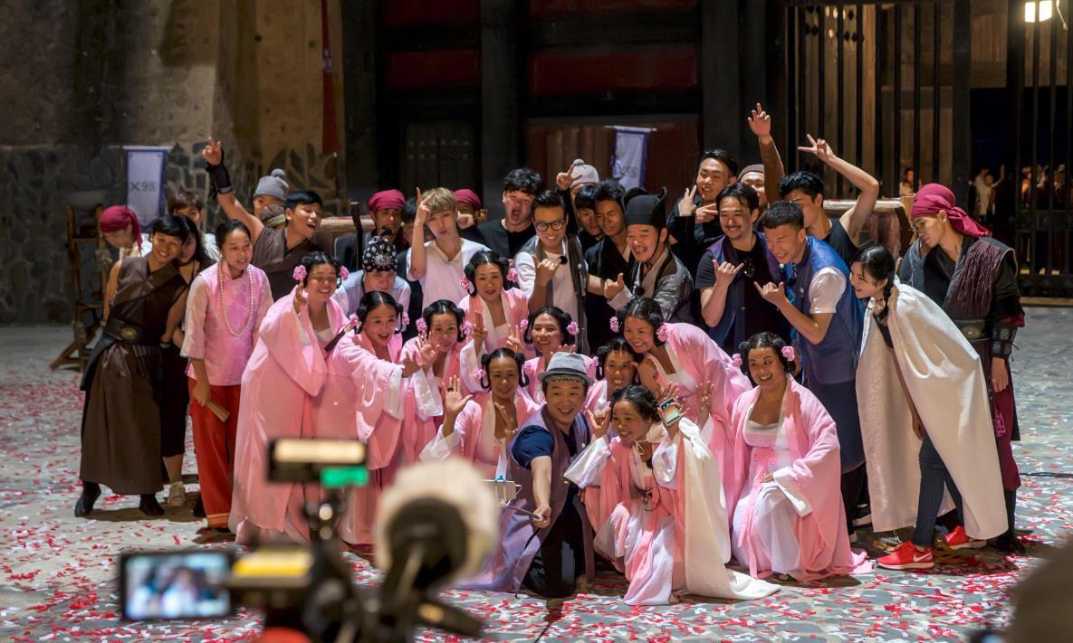 横店群演生活:梦想与现实的交织 在横店,一个怀揣明星梦的群演们聚集