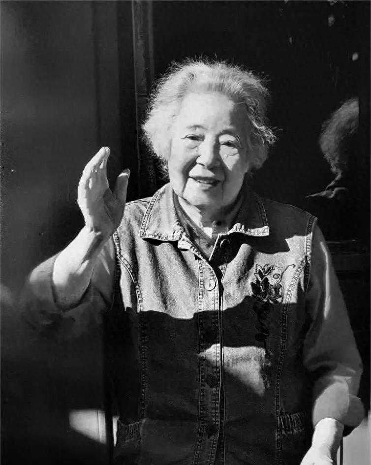 周苏菲:电影梦想照亮人生之路 周苏菲,中国电影界的一颗璀璨明星,她的