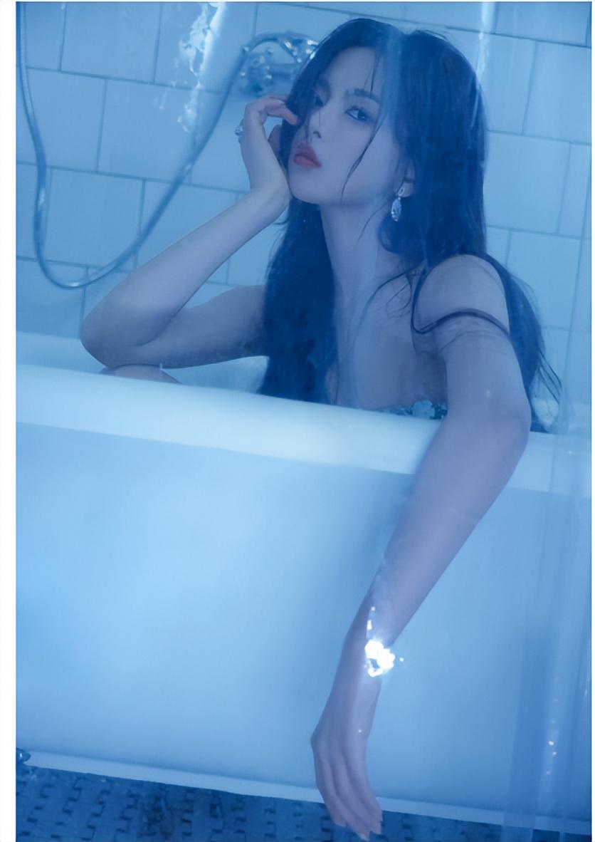 杨超越:蓝绿亮片抹胸裙女神,美腿撩人 杨超越身穿蓝绿色亮片抹胸裙