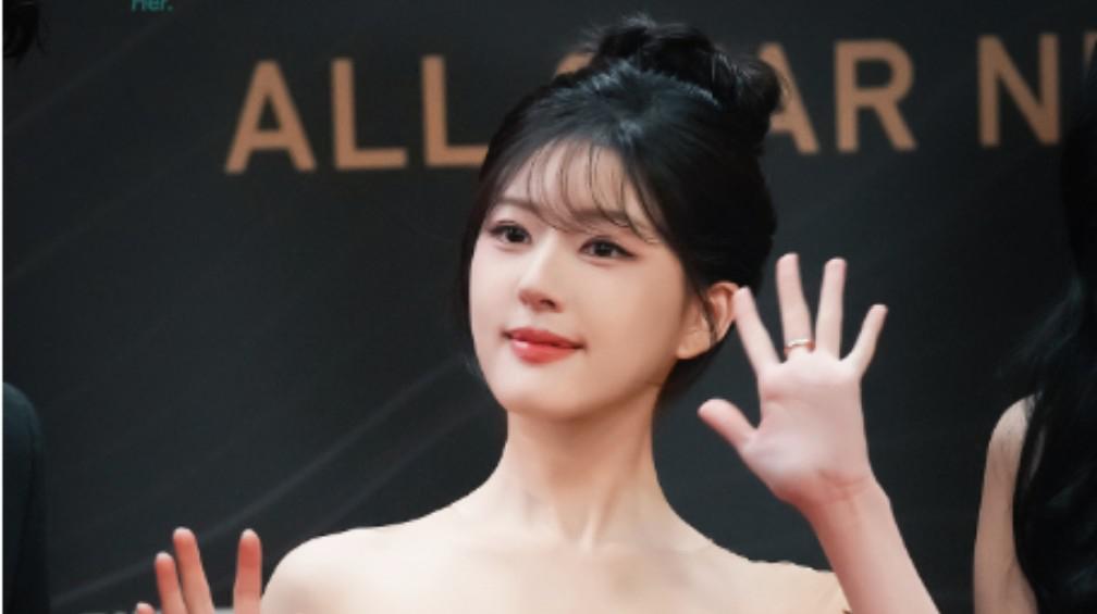 赵露思星光大赏毛衣领奖事件:一场美丽的尴尬 赵露思在星光大赏的舞台