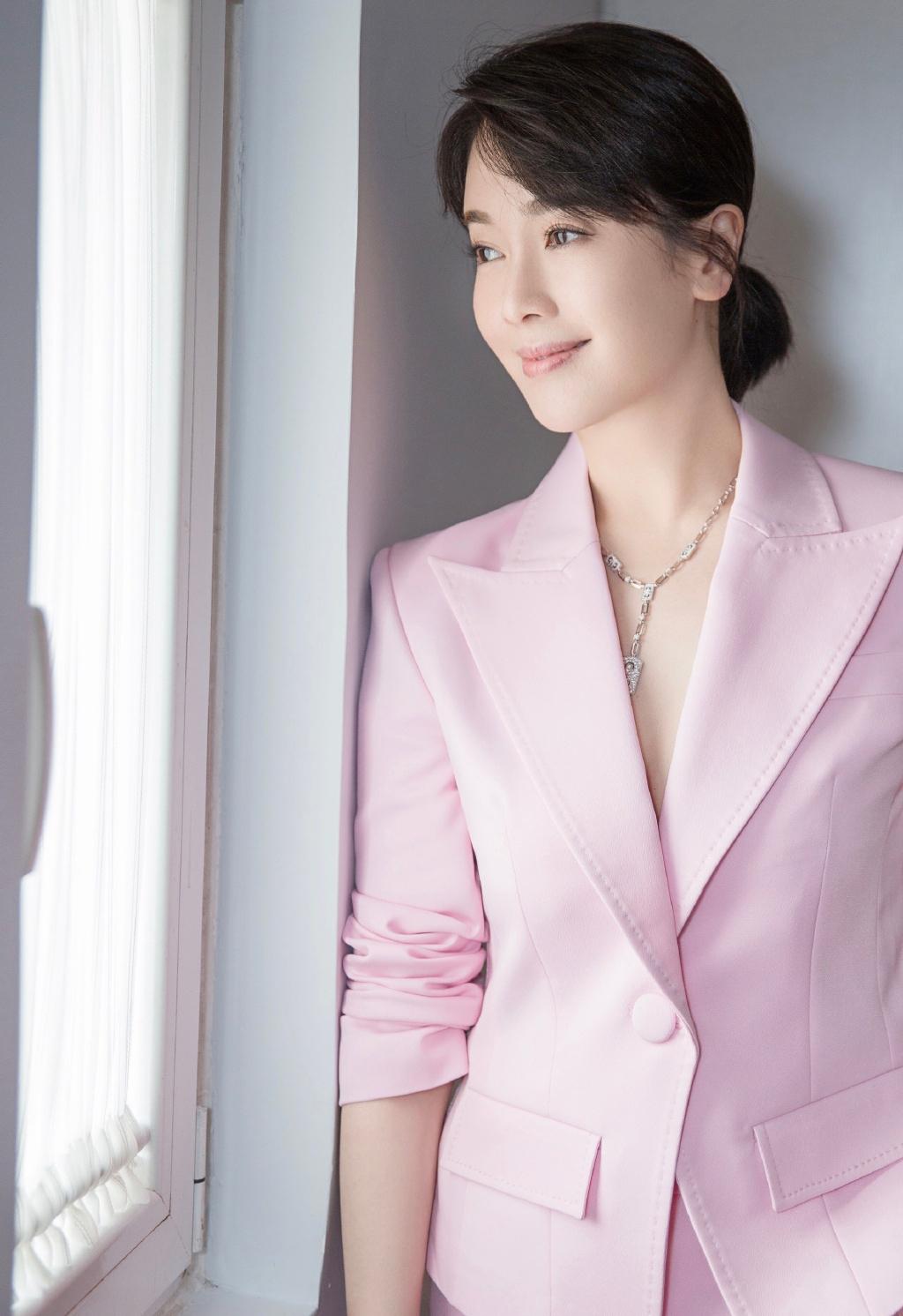 左小青醉酒事件:明星压力与心理健康的警钟 备受瞩目的女演员左小青在