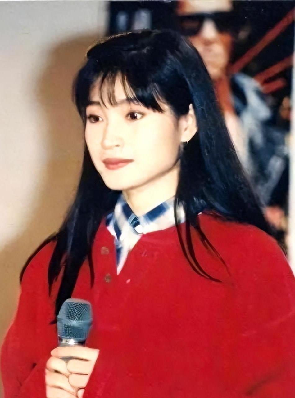 方季惟:玉女歌手的坚守与真挚爱情观 台湾女歌手方季惟,一生无瑕,远离