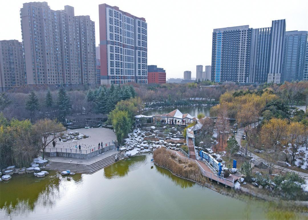 冬日暖阳下的航天城中湖公园 在这个喧嚣的城市中,有一个隐藏的绿洲