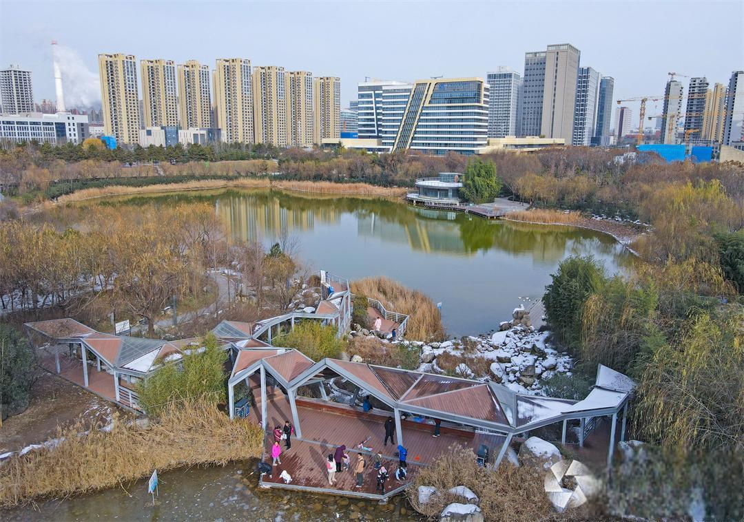 冬日暖阳下的航天城中湖公园 在这个喧嚣的城市中,有一个隐藏的绿洲