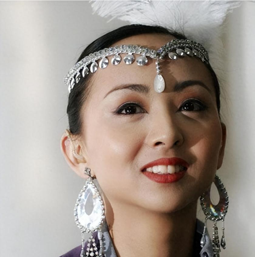 春晚《千手观音》领舞邰丽华:从聋哑人到舞台巨星的逆袭之路 在2005年