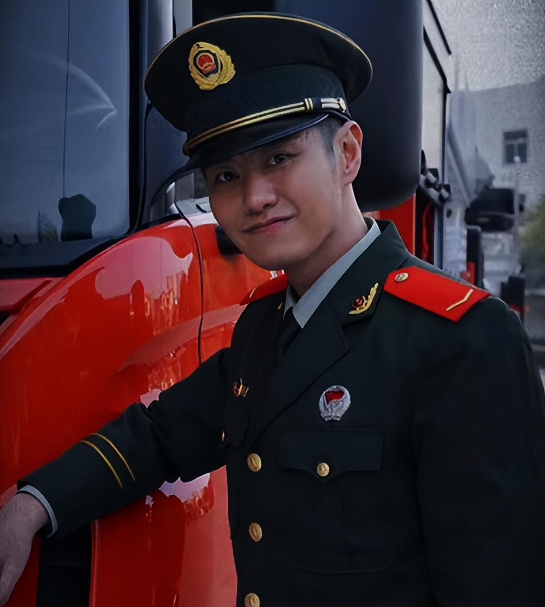 赵荀:从坠楼到翻身的蜕变之路 赵荀,一个曾经在军旅剧中活跃的演员,因