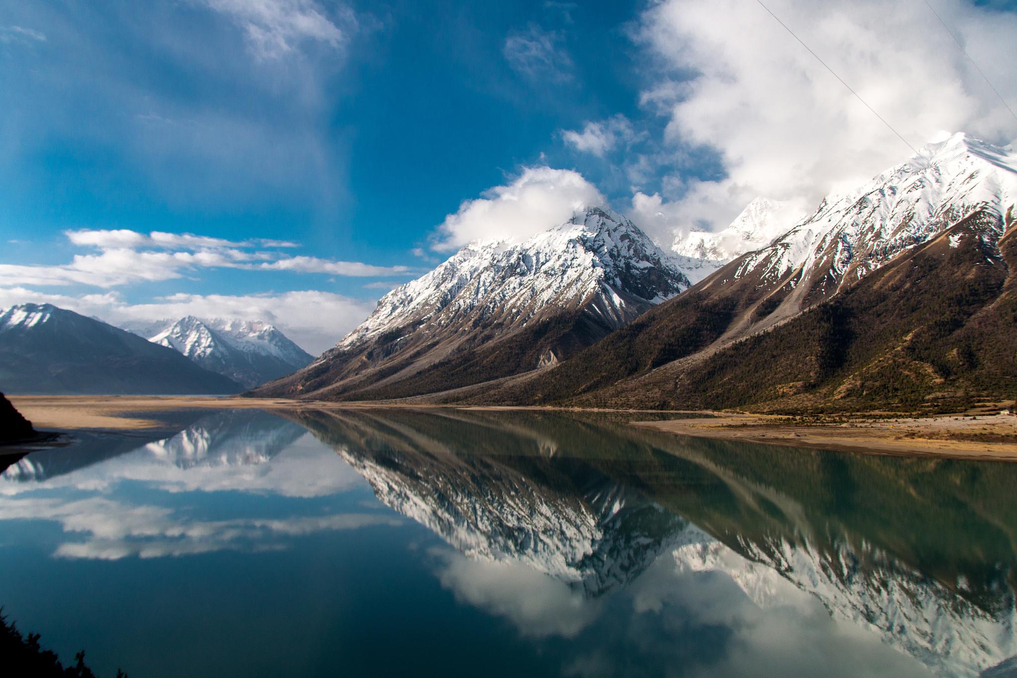 然乌湖:西藏的璀璨明珠 然乌湖位于西藏自治区昌都市八宿县,是中国