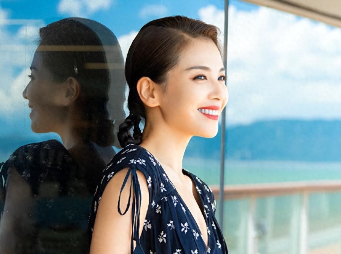 刘涛:从贤妻到顽强生存者 刘涛的娱乐圈生涯备受瞩目,她的人生故事