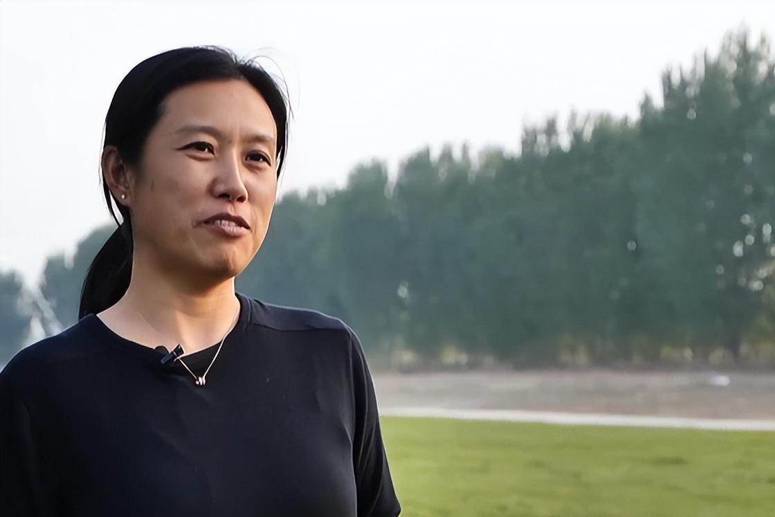 女博士悬空种草莓:颠覆传统,创造奇迹 王颖博士通过创新的无土栽培