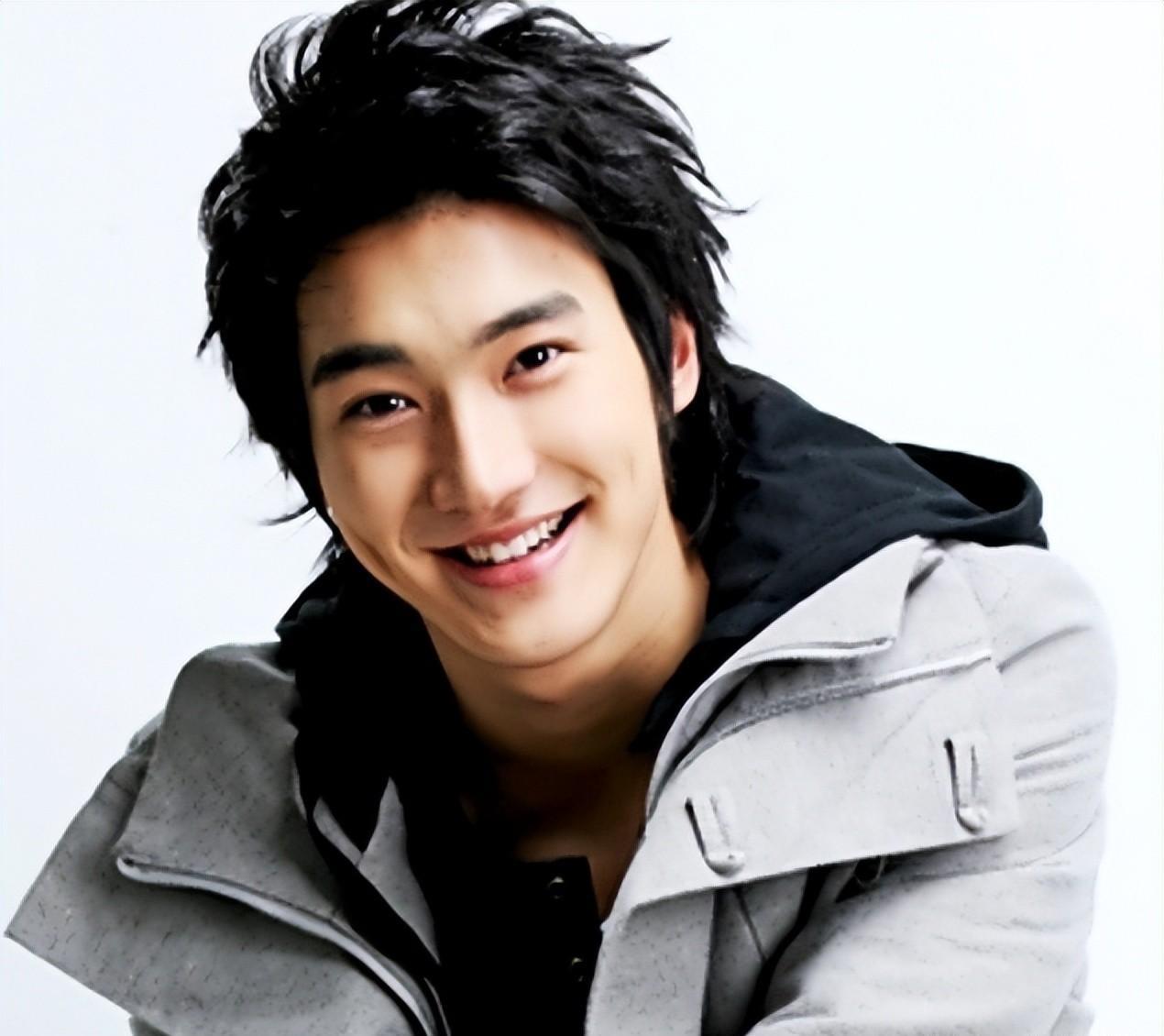 36岁崔始源近态曝光 韩国著名男艺人崔始源近日曝光,留长发,络腮胡,看