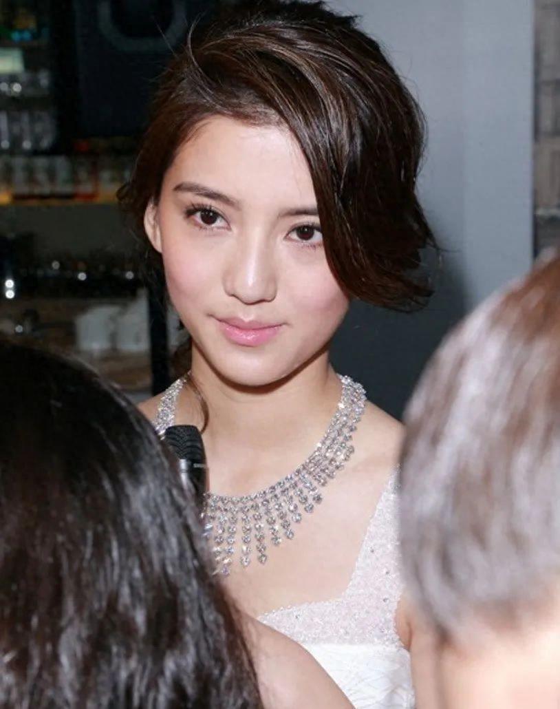 吴千语:娱乐圈中的魅力与才华 吴千语,这位娱乐圈中的混血美女,凭借其