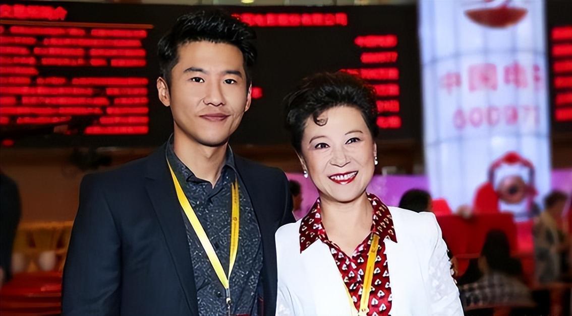 演员王骁:40岁走红,娶平凡妻子生一女 王骁的故事告诉我们,成功并不总