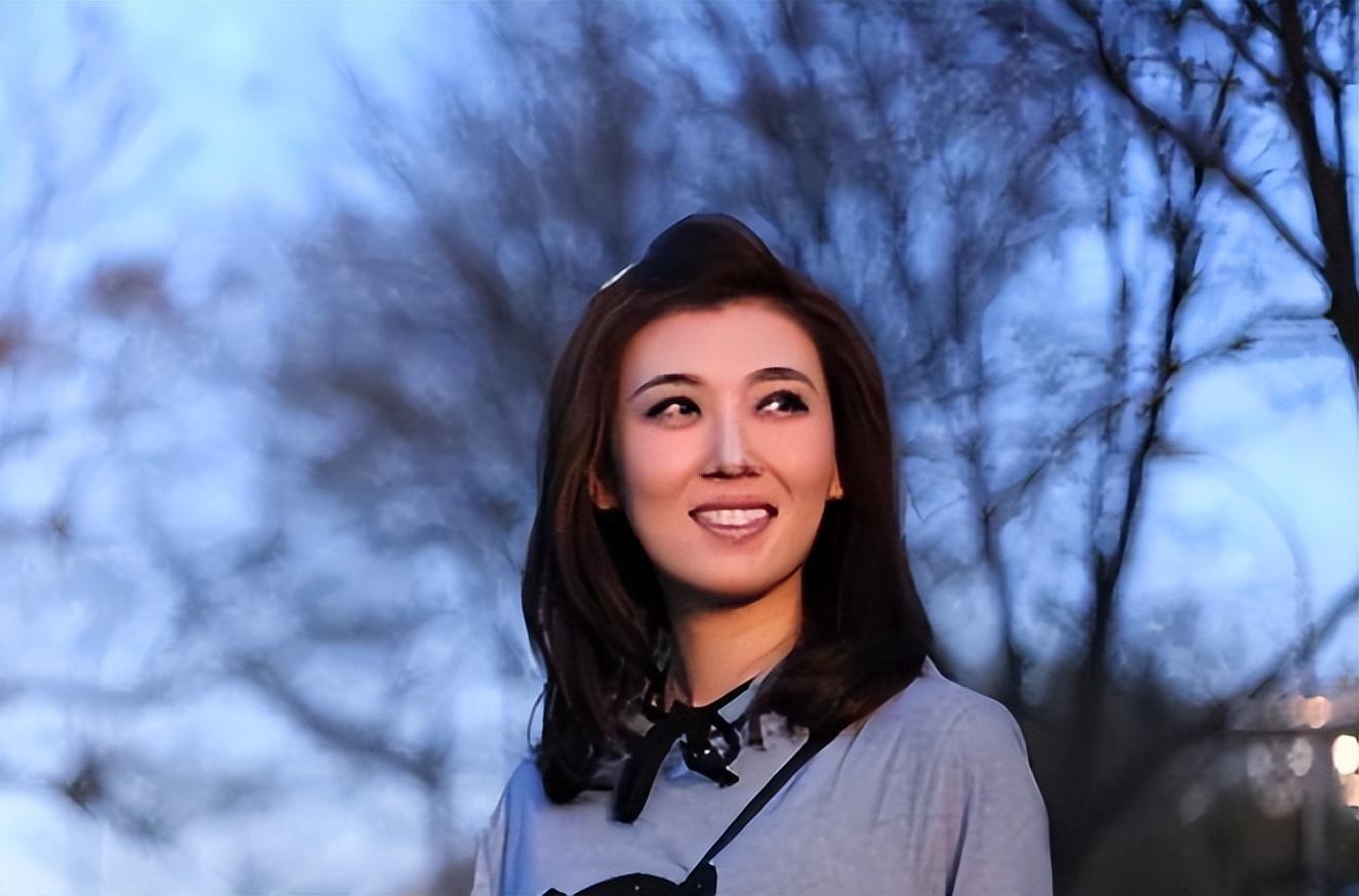 光彩背后的不为人知 李红,央视《海峡两岸》的女主播,气质高贵,形象
