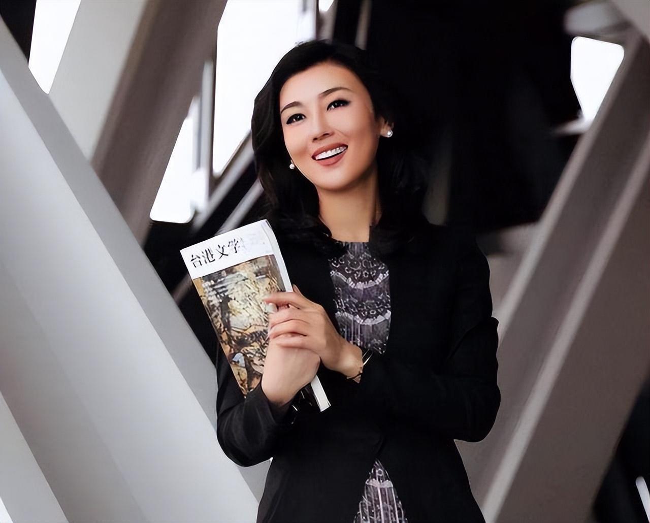 李红:从农村辍学到央视红人,光彩背后的不为人知 李红,央视《海峡两岸