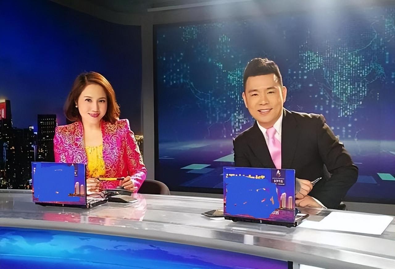 广东台主持人梁宇晒全家福 梁宇和云菲是广东电视台的资深主持人,两人