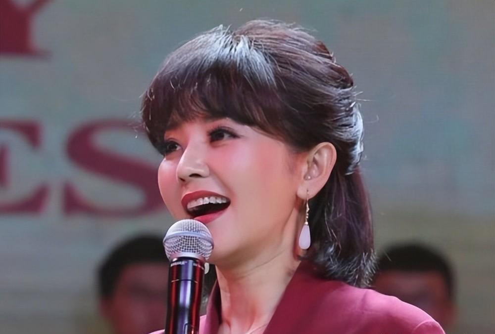 央视主持人方琼:逆境中绽放的"全能"之花 在央视的主持人队伍中,有一