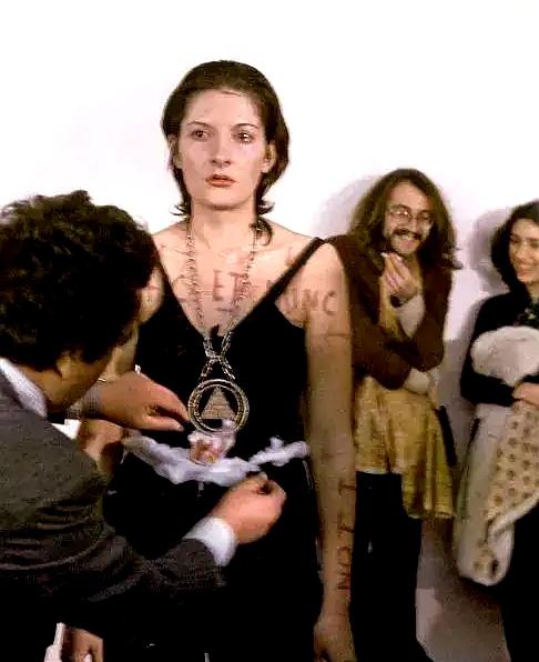 《节奏0》:探索人性的恶与善 《节奏0》和耶德瓦布内事件都为我们提供