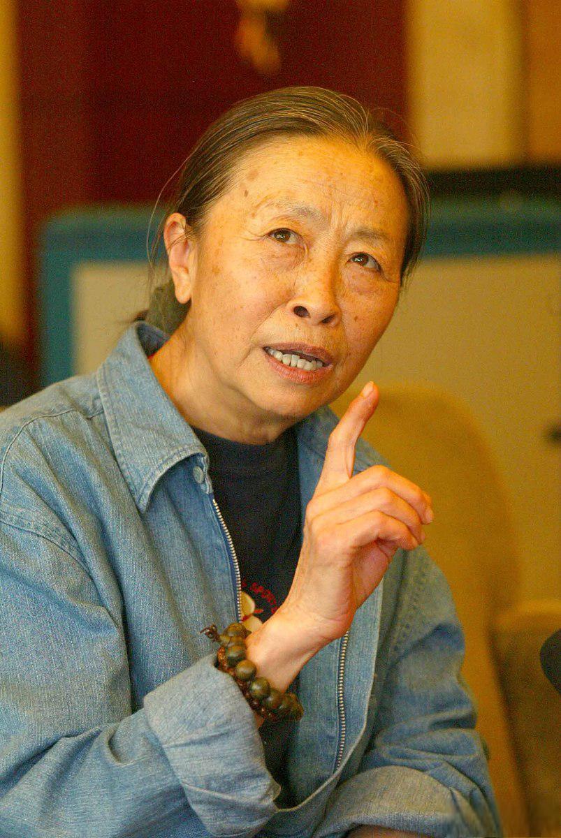 张少华:演艺界的女传奇 张少华,这位被尊称为"老戏骨"的女演员,凭借其