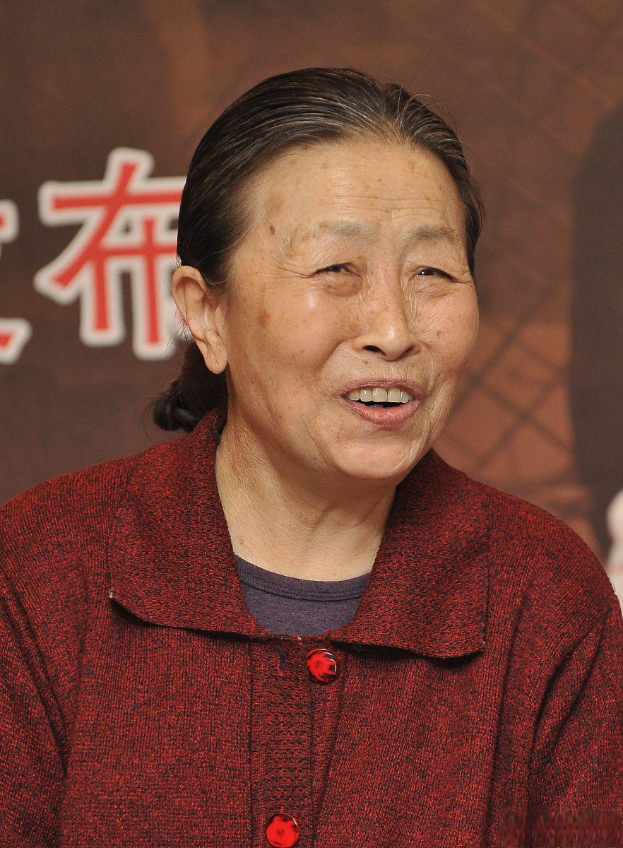 张少华:演艺界的女传奇 张少华,这位被尊称为"老戏骨"的女演员,凭借其