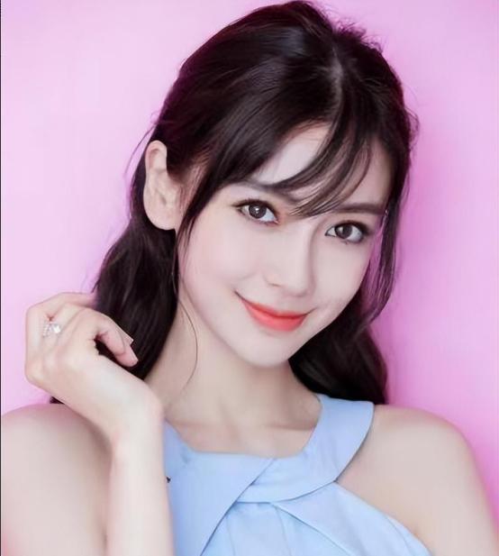 杨颖:逆境中的逆袭之路 angelababy近期遭遇基金注销,事业低谷,经纪