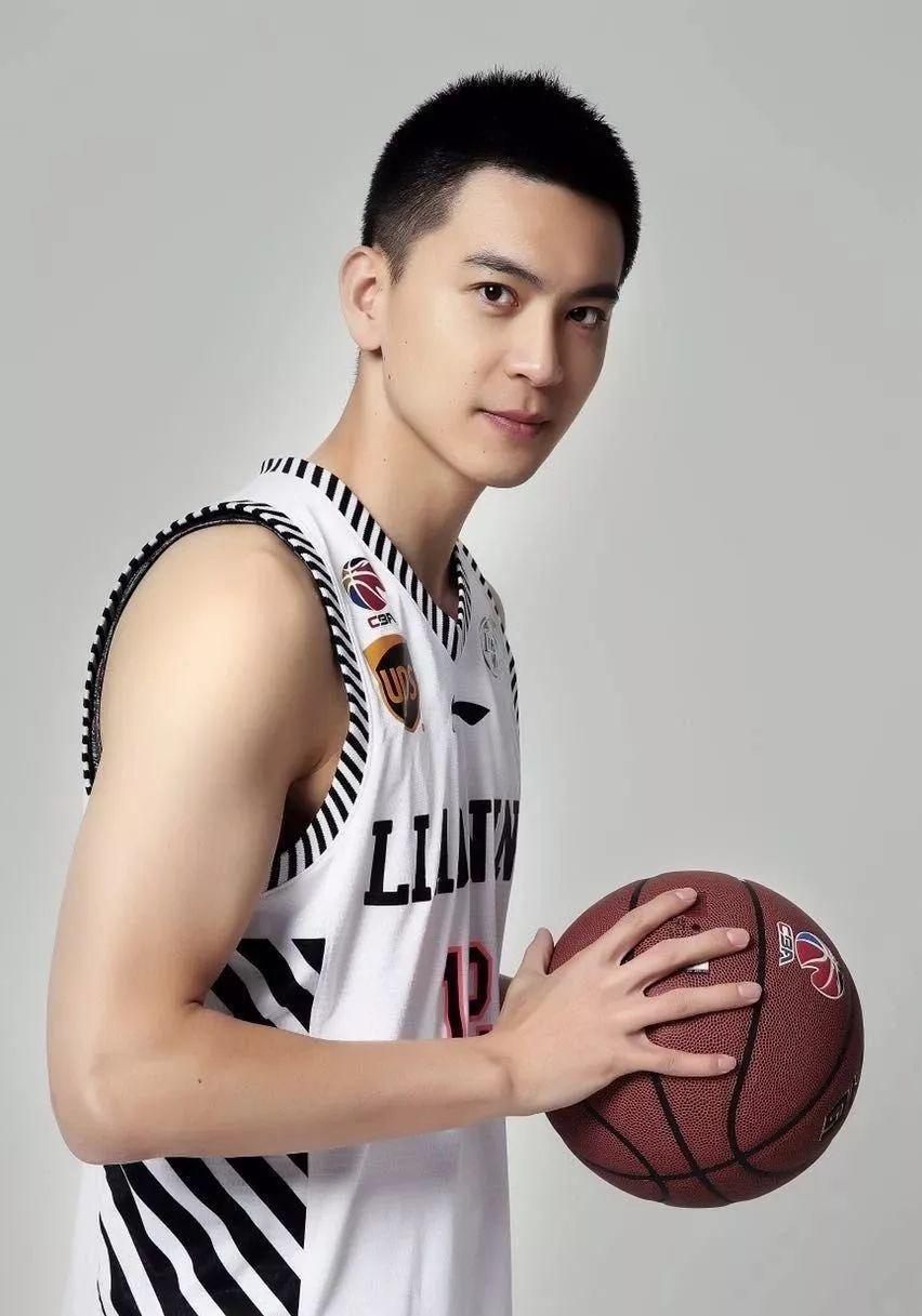 杨鸣婚变引发全网热议:从篮球明星到家庭纷争 杨鸣,这个名字曾经是
