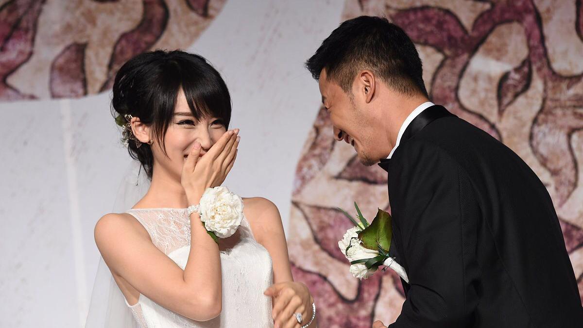 谢楠白酒倒,吴京气得跳:豪气夫妇笑谈生活 在娱乐圈中,吴京与谢楠的