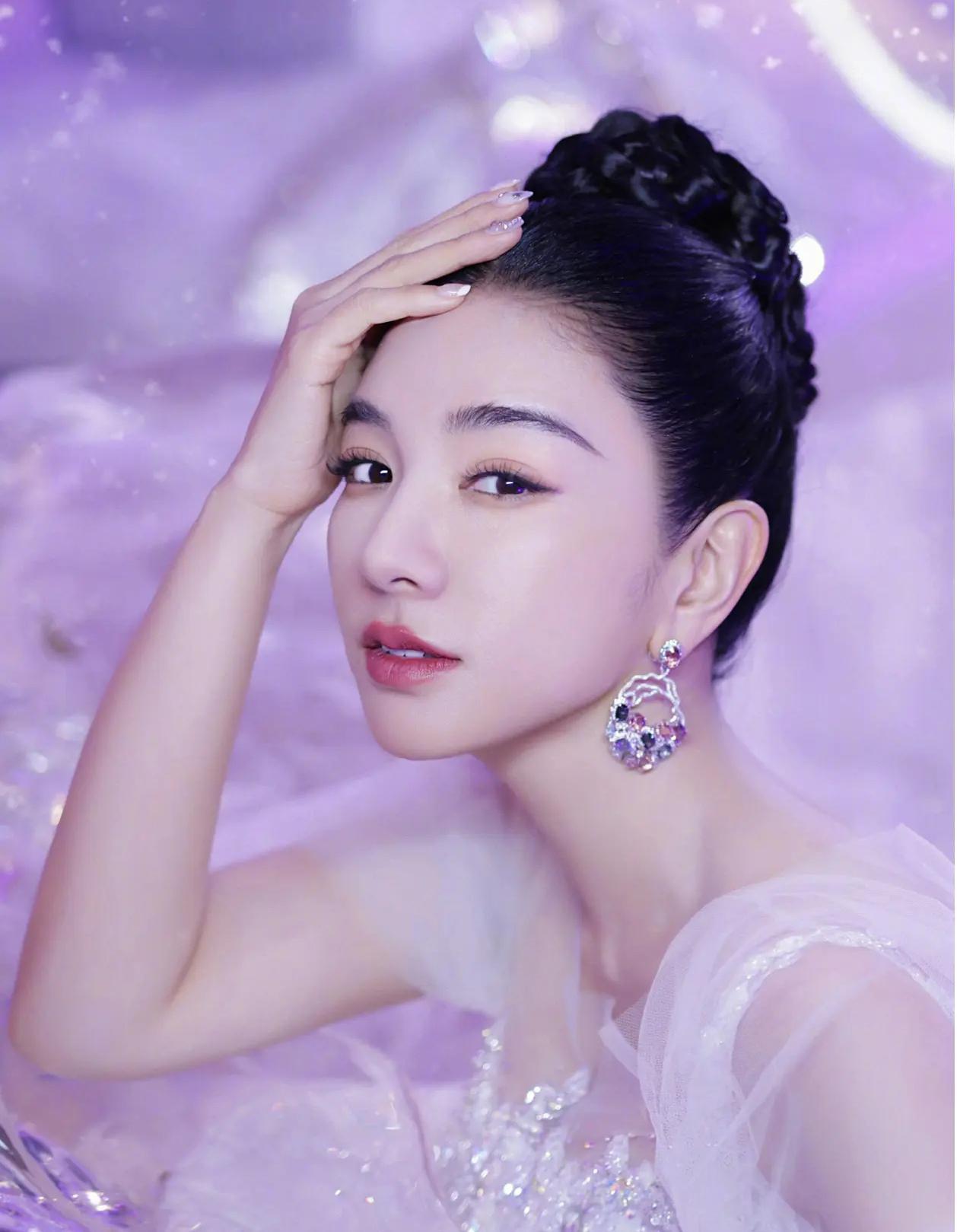 黄奕美照背后的心酸:娱乐圈打工人的真实写照 前些日子,娱乐圈一线女