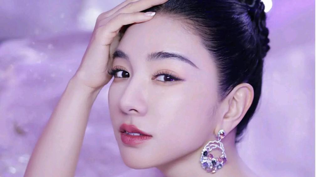 黄奕美照背后的心酸:娱乐圈打工人的真实写照 前些日子,娱乐圈一线女